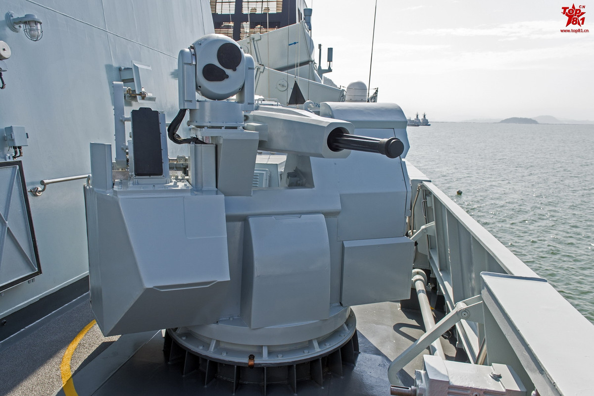 Gần đây Hải quân Trung Quốc đã thay thế pháo bắn nhanh H/PJ-17 cỡ 30 mm ở hai bên mạn tàu, bằng súng máy phòng không (SMPK) hạng nặng 14,5 mm; tại sao Trung Quốc lại có sự thay đổi này, việc thay đổi có ảnh hưởng đến sức mạnh của tàu không? Vì pháo bắn nhanh H/PJ-17 cỡ 30 mm là lá chắn cuối cùng trong hỏa lực phòng không của tàu. Ảnh: Pháo bắn nhanh H/PJ-17.