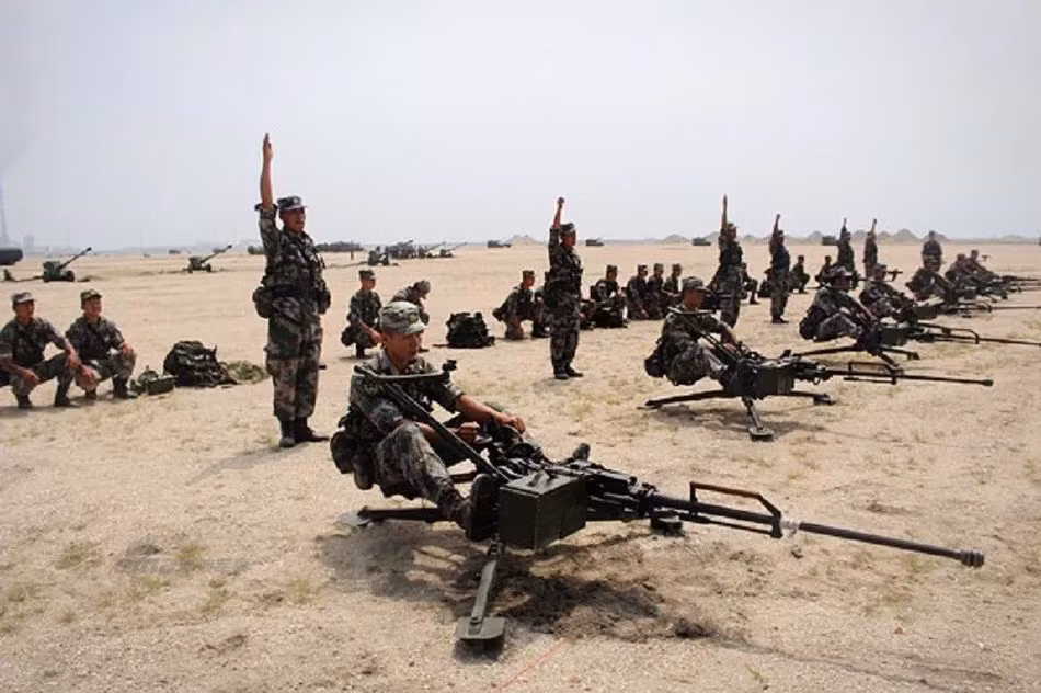 Nhưng khi đối phó với các tàu cảnh sát biển của đối phương hoặc tàu đánh cá, tàu buôn lậu, pháo bắn nhanh H/PJ-17 30 mm có thể gây ra sự phá hủy và chết chóc quá lớn; đây là nguyên nhân Trung Quốc thay thế pháo bắn nhanh H/PJ-17 30 mm bằng SMPK 14,5 mm. Ảnh: Phiên bản SMPK 14,5 mặt đất của Quân đội Trung Quốc.