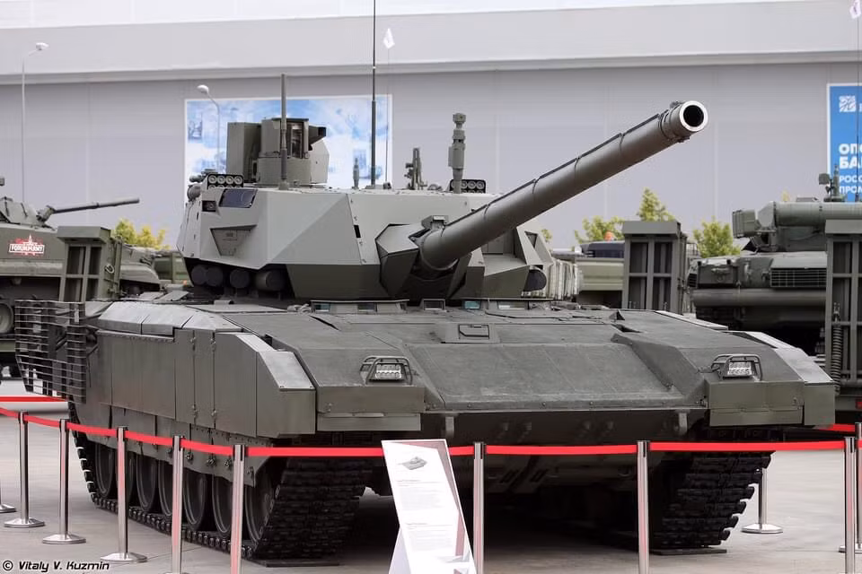 T-14 Armata là mẫu xe tăng thế hệ thứ 4 do Nga phát triển, ra mắt từ năm 2015 và vẫn đang trong quá trình thử nghiệm, đây được cho là một chương trình cực kỳ tham vọng của quân đội Nga, thể hiện một bước nhảy vọt lớn của công nghệ xe tăng Nga so với Phương Tây. Xe tăng sử dụng một cách bố trí cực kỳ sáng tạo với khoang bọc thép riêng cho kíp lái, tháp pháo điều khiển tự động hoàn toàn trang bị một pháo 125mm cực kỳ mạnh mẽ, thậm chí nước này còn đang dự định tích hợp pháo 152mm lên xe. Ảnh: Xe tăng chiến đấu chủ lực T-14 Armata tại ARMY 2020.