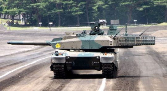 Type-10 Hitomaru của Nhật Bản là chiếc xe tăng thế hệ thứ 4 đầu tiên trên thế giới, được chính thức đưa vào trang bị trong Lực lượng Phòng vệ mặt đất Nhật Bản từ năm 2012 và là sự bổ sung cho các xe tăng chiến đấu chủ lực thế hệ 3 Type-90 đông đảo hơn của nước này. Xe sử dụng một pháo chính cỡ 120mm do chính Nhật Bản phát triển, ưu việt hơn rất nhiều so với pháo 120mm tiêu chuẩn sử dụng rộng rãi trên các mẫu xe tăng NATO và Type-90 cũ, đồng thời có thể bắn đạn xuyên dưới cỡ nòng SABOT. Ảnh: Xe tăng Type-10 hành tiến bắn mục tiêu.