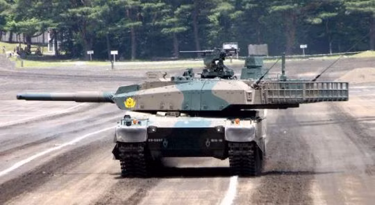 Type-10 Hitomaru của Nhật Bản là chiếc xe tăng thế hệ thứ 4 đầu tiên trên thế giới, được chính thức đưa vào trang bị trong Lực lượng Phòng vệ mặt đất Nhật Bản từ năm 2012 và là sự bổ sung cho các xe tăng chiến đấu chủ lực thế hệ 3 Type-90 đông đảo hơn của nước này. Xe sử dụng một pháo chính cỡ 120mm do chính Nhật Bản phát triển, ưu việt hơn rất nhiều so với pháo 120mm tiêu chuẩn sử dụng rộng rãi trên các mẫu xe tăng NATO và Type-90 cũ, đồng thời có thể bắn đạn xuyên dưới cỡ nòng SABOT. Ảnh: Xe tăng Type-10 hành tiến bắn mục tiêu.