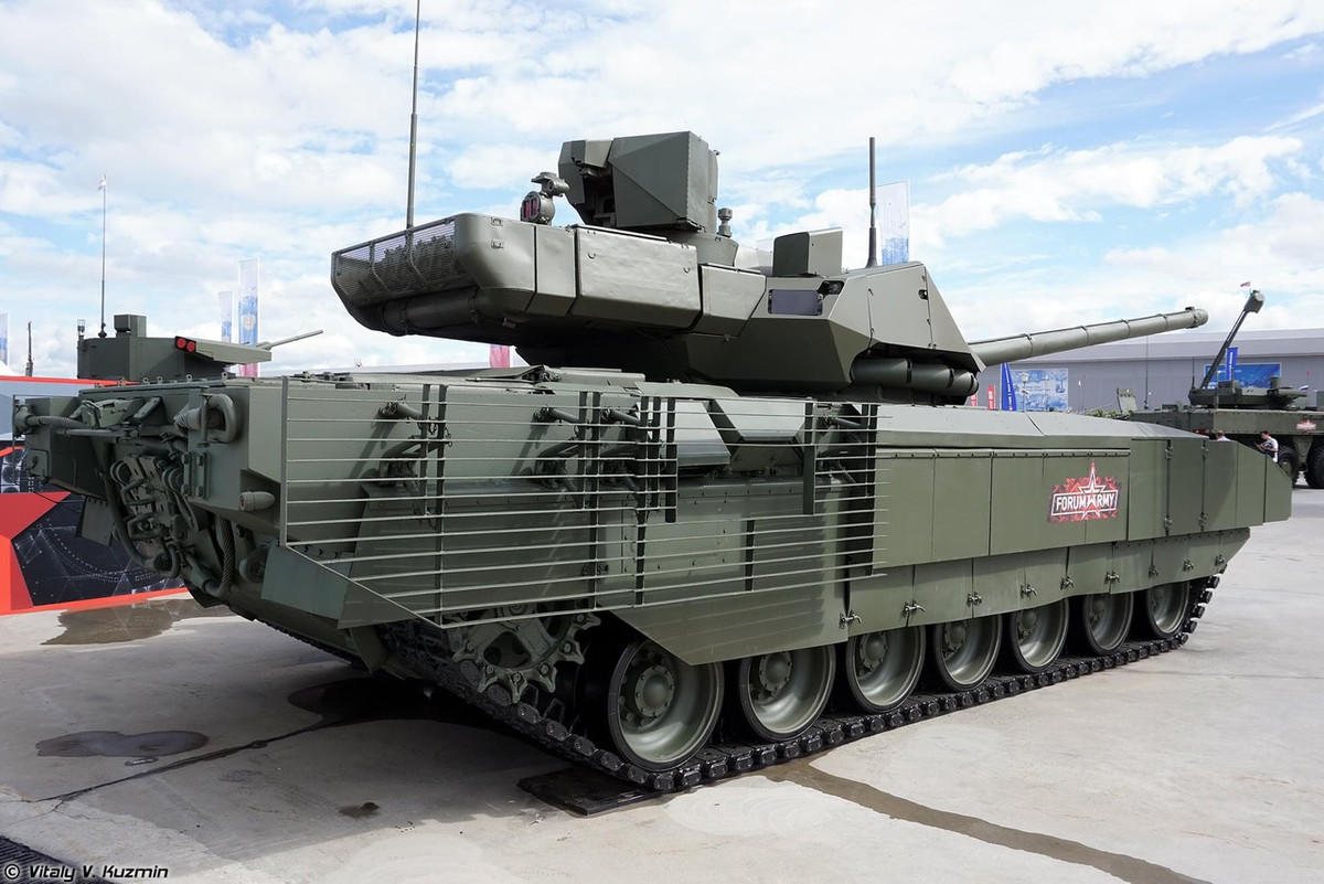 Một số công nghệ đáng chú ý khác được tích hợp trên xe bao gồm hệ thống phòng thủ chủ động Afghanit và giáp phản ứng nổ Relikt. Trọng lượng nặng và kích thước khá cồng kềnh cùng với yêu cầu bảo dưỡng tương đối cao đồng nghĩa với việc sẽ khó có thể trang bị số lượng T-14 nhiều như T-72 hay T-90 tuy nhiên nó sẽ sớm được đưa vào sản xuất hàng loạt dự kiến trong năm 2020. Ảnh: Cận cảnh T-14 Armata của Nga.