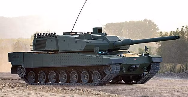 Atlay đã giành được một hợp đồng trị giá khoảng 3.5-4 tỷ USD vào năm 2018 để sản xuất 250 chiếc cho quân đội Thổ Nhĩ Kỳ đồng thời lên kế hoạch chế tạo đến 1.000 chiếc, thậm chí phục vụ xuất khẩu. Nền tảng công nghiệp của Thổ Nhĩ Kỳ rất hạn chế khiến họ bị nghi ngờ về việc có thể tự phát triển cả một xe tăng thế hệ 3 mà không có sự giúp đỡ của Hàn Quốc là không thể, nên họ không thể được coi là một quốc gia thiết kế ra mẫu xe tăng thế hệ thứ 4 mà chỉ có Nga, Nhật Bản và Hàn Quốc làm được điều này. Ảnh: Xe tăng Atlay của quân đội Thổ Nhĩ Kỳ.