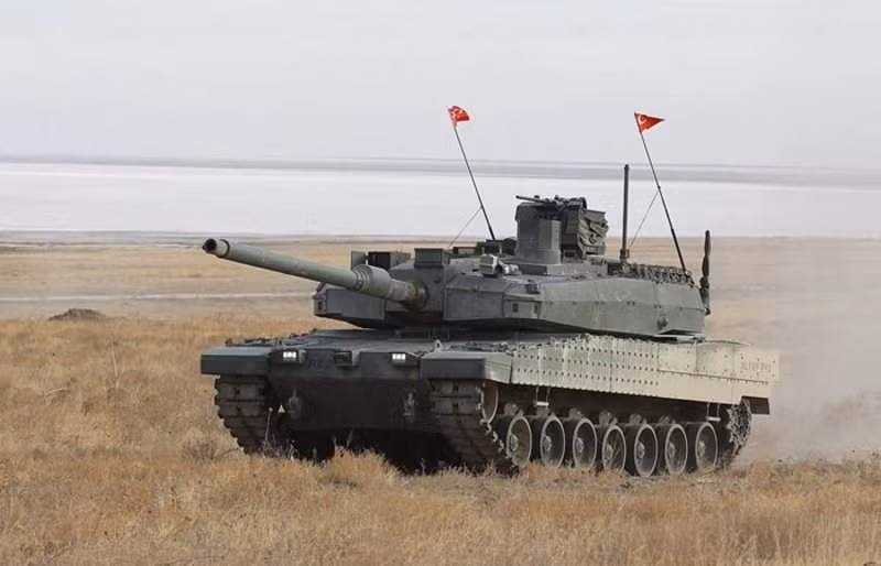 Dẫu vậy, việc Thổ Nhĩ Kỳ đã mua cho mình những công nghệ tiên tiến hàng đầu trên thế giới của Hàn Quốc để tự sản xuất xe tăng thế hệ thứ 4 khiến lục quân của họ có trong tay một mẫu xe tăng có thể nói là mạnh nhất khối NATO trong thời điểm hiện nay, vượt trội cả Mỹ, Anh, Pháp hay Đức. Ảnh: Xe tăng Atlay cơ động trên thao trường.