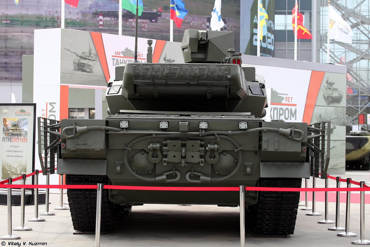 Điểm đáng nói là T-14 sử dụng rất nhiều các công nghệ được thiết kế mới hoàn toàn giúp cải thiện rất nhiều cho sức mạnh của xe từ giáp Composite mới cho đến các loại đạn xuyên giáp. Pháo chính 2A82-1M cỡ 125mm của xe kết hợp với hệ thống điều khiển hỏa lực Kalina cho phép xe có thể triển khai các loại đạn có sức mạnh nhất hiện nay cũng như có thể tấn công tiêu diệt nhiều loại mục tiêu khác nhau. Ảnh: T-14 Armata nhìn từ phía sau.