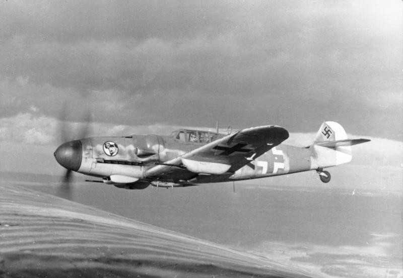 Về không quân, loại máy bay nổi tiếng của Đức là Messerschmitt Bf 109; Bf 109 là loại bắn hạ nhiều máy bay chiến đấu nhất trong Chiến tranh thế giới thứ hai. Được phát triển vào giữa những năm 1930, Bf 109 là thiết kế hiện đại khi đó như cấu trúc thân đơn toàn kim loại, nóc buồng lái hoàn toàn kín và càng hạ cánh xếp lại được. Ảnh: Máy bay Bf 109 - Nguồn: Wikipedia.