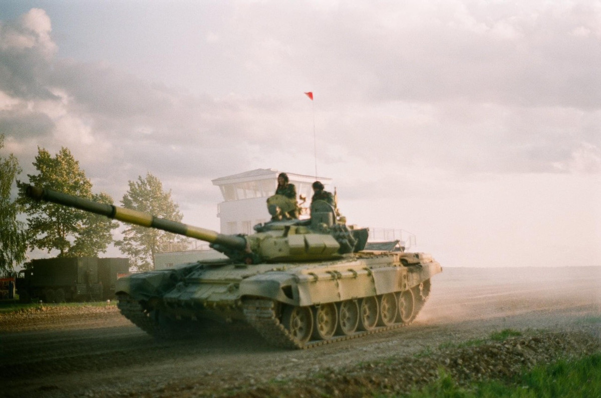 Với việc vừa qua, chúng ta đã tiếp nhận và đưa vào trang bị, huấn luyện các xe tăng chiến đấu chủ lực T-90 S/SK có nhiều điểm tương đồng lớn với T-72B3 được sử dụng trong cuộc thi năm nay, chúng ta hi vọng đội tuyển Việt Nam sẽ có những thành tích xuất sắc nhất hơn nữa, hướng tới mục tiêu đạt huy chương vàng nhất toàn đoàn. Ảnh: Kíp lái xe tăng T-72B3 Việt Nam tại vòng bảng giải đấu Tank Biathlon 2019.