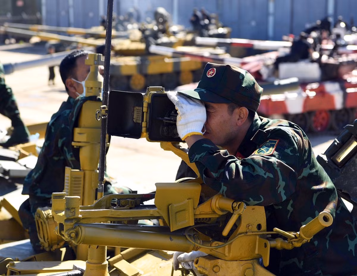 Xe tăng T-72B3 là phiên bản nâng cấp toàn diện từ T-72B với việc bổ sung thêm lớp giáp phản ứng nổ Kontak-5 tương đồng như T-90. Bổ sung kính ngắm ảnh nhiệt Sosna-U, hệ thống kiểm soát hỏa lực và máy tính đường đạn mới cho phép xe có thể thực hiện tác xạ mục tiêu chính xác hơn đáng kể. Cả T-72B3 và T-90 cùng dùng loại pháo nòng trơn 125mm 2A46M có thể bắn tên lửa chống tăng qua nòng. Cùng hộp số sàn với kíp lái 3 người, loại bỏ vị trí nạp đạn bởi hệ thống nạp đạn tự động. Ảnh: Chỉ huy kíp lái hiệu chỉnh kính ngắm súng máy phòng không 12.7mm - Nguồn: Trọng Hải