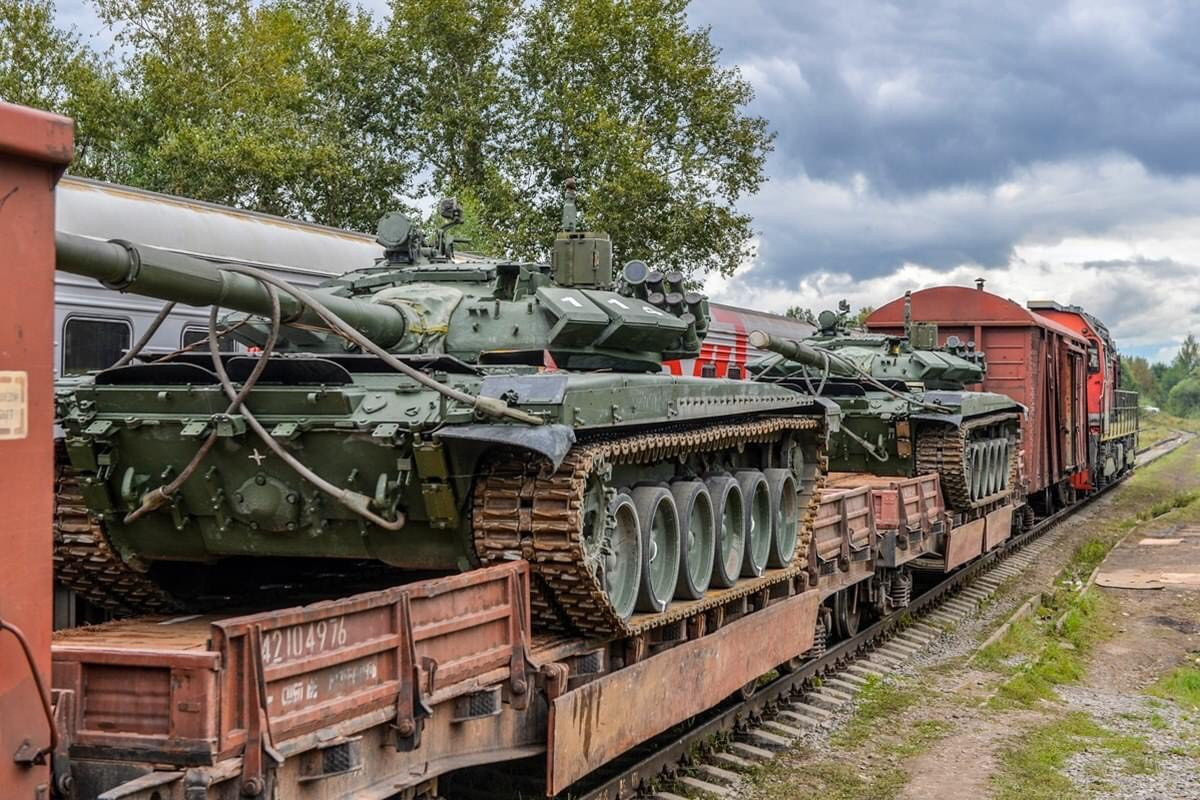 Năm nay, ngoại trừ Trung Quốc sử dụng xe tăng Type-96 do họ tự sản xuất và Belarus cùng xe tăng T-72B3 Mod 2016 nhập khẩu mới từ Nga rồi mang đi thi, còn lại tất cả các nước đều sử dụng chung mẫu xe T-72B3 do nước chủ nhà Nga cung cấp. Ảnh: Xe tăng T-72B3 Mod 2016 của Belarus trên đường sang Nga thi đấu Army Games 2020.