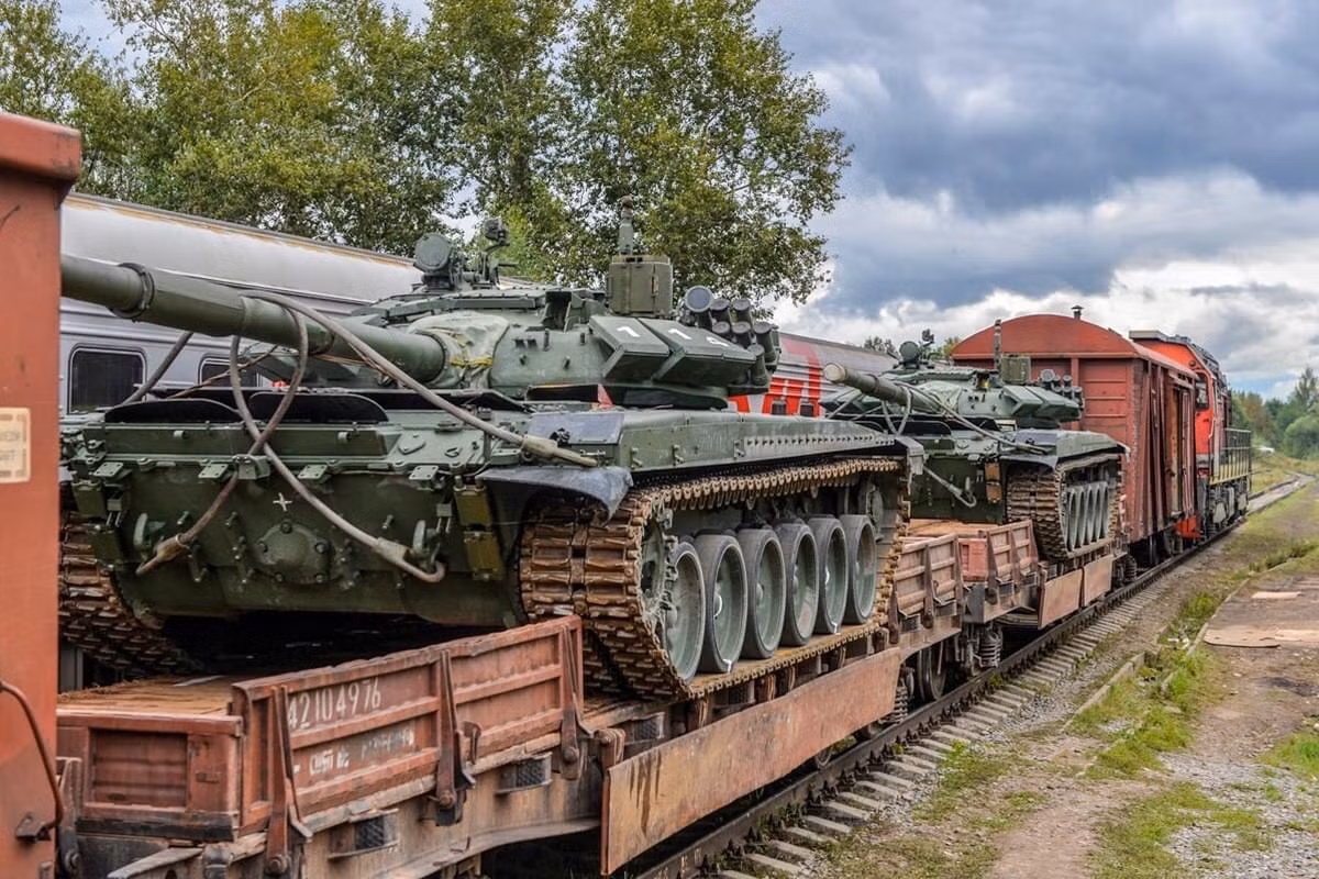 Năm nay, ngoại trừ Trung Quốc sử dụng xe tăng Type-96 do họ tự sản xuất và Belarus cùng xe tăng T-72B3 Mod 2016 nhập khẩu mới từ Nga rồi mang đi thi, còn lại tất cả các nước đều sử dụng chung mẫu xe T-72B3 do nước chủ nhà Nga cung cấp. Ảnh: Xe tăng T-72B3 Mod 2016 của Belarus trên đường sang Nga thi đấu Army Games 2020.