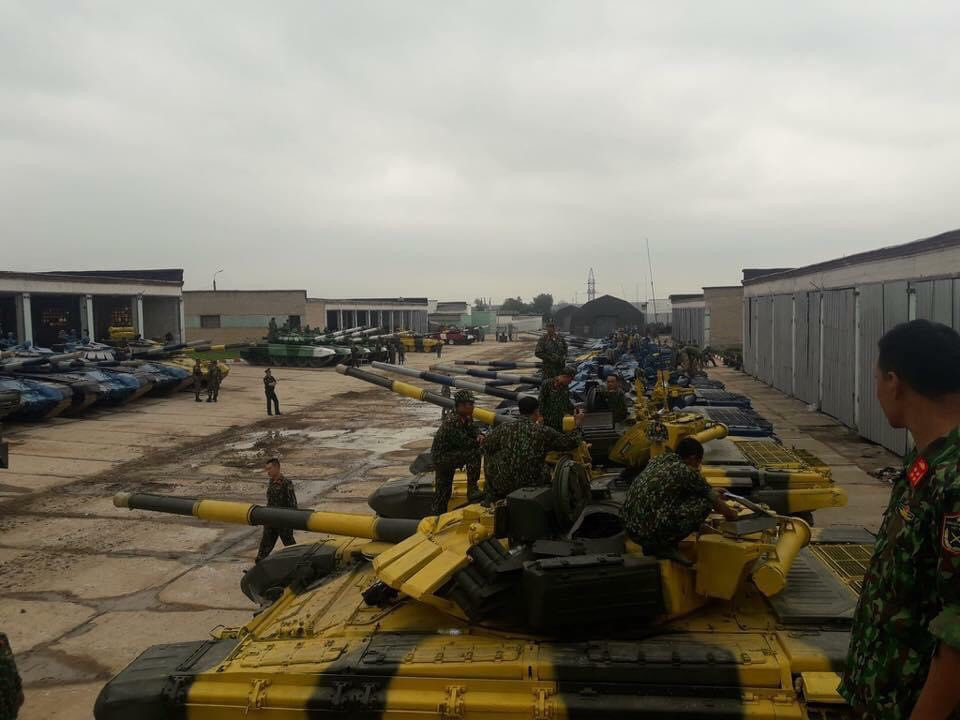 Năm 2018, lần đầu tiên Việt Nam gửi Đội tuyển xe tăng đi tham dự nội dung thi Tank Biathlon của Army Games, vì thời gian tiếp nhận và làm quen với khí tài ngắn, đồng thời ở thời điểm đó Việt Nam vẫn chưa tiếp nhận xe tăng T-90 S/SK hiện đại. Do đó, khi thi đấu đã có nhiều hạn chế bộc lộ. Trước hết là ở vị trí lái xe, trên T-72B3, vị trí lái xe nằm ở giữa, phía dưới pháo chính, trong khi đó trên T-54/55 và T-62, vị trí lái xe nằm lệch sang bên trái. Nên khi lái, lái xe thường có thói quen chỉnh hướng sang bên phải giống khi lái T-54/55 dẫn đến xe bị đâm vào cọc tiêu tại đường đua khá nhiều. Ảnh: Chiến sĩ Việt Nam tiếp nhận xe tăng T-72B3 trong kỳ ARMY Games 2018 - Nguồn: Trọng Hải
