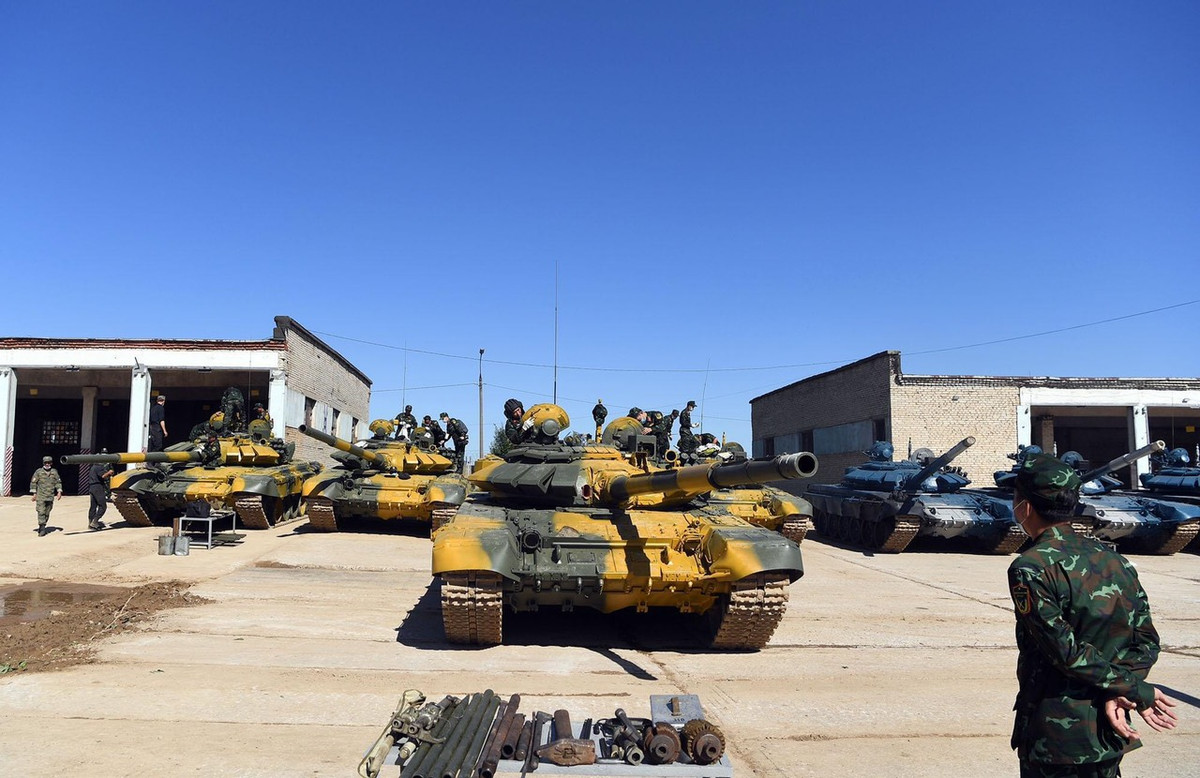 Phía ta được chuyển giao 4 chiếc T-72B3 với 3 chiếc chia đều cho 3 kíp thi đấu, chiếc cuối cùng làm nhiệm vụ dự bị, đề phòng trường hợp cần thay thế. Đội tuyển xe tăng Việt Nam sẽ chính thức thi đấu lần đầu tiên vào ngày 24/8 tới đây (một ngày sau lễ khai mạc chính thức) và có thời gian một tuần để làm quen với khí tài mới, đồng thời điều chỉnh thông số vũ khí cho phù hợp. Ảnh: Các chiến sĩ xe tăng Việt Nam xem xét khí tài vừa tiếp nhận - Nguồn: Trọng Hải