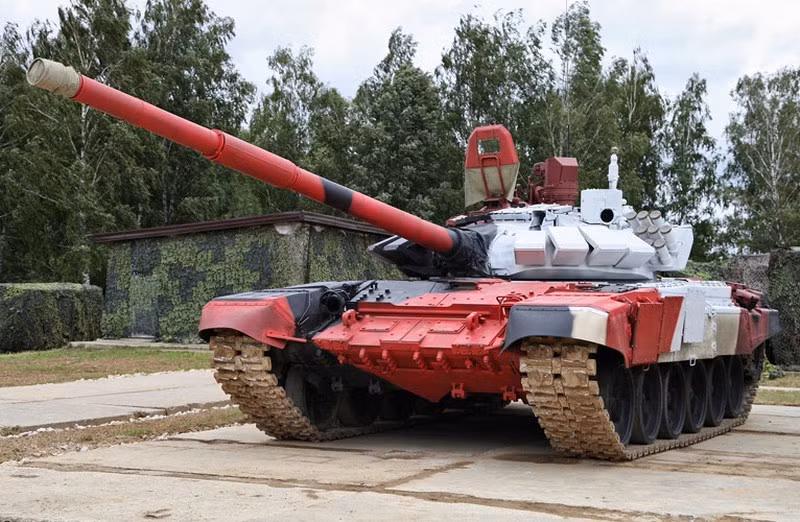 Đặc biệt, Đội tuyển xe tăng Nga tham dự Army Games 2020 lần này sử dụng xe tăng T-72B3M (hay còn gọi là T-72B4), là phiên bản nâng cấp từ T-72B3. Xe sử dụng hệ thống động cơ mới tăng công suất đáng kể so với T-72B3 tiêu chuẩn (V-84MS 840 mã lực trên T-72B3 thông thường và V-92S2F 1130 mã lực). Cùng với đó là trang bị thêm hệ thống camera quan sát toàn cảnh và tấm giáp bảo vệ kính ngắm Sosna-U có thể đóng mở từ trong xe. Ảnh: T-72B3M của Đội tuyển xe tăng Nga tại Tank Biathlon năm 2014.