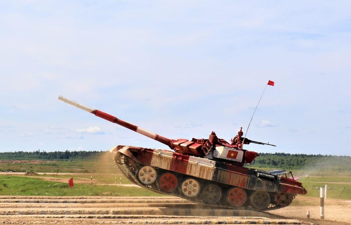 Sang đến kỳ Army Games 2019, Đội tuyển xe tăng Việt Nam đã khắc phục tốt các hạn chế, nhanh chóng nắm bắt khí tài và vận hành thành thục. Kết quả là ta đã xuất sắc tiến vào vòng bán kết và dành huy chương bạc chung cuộc sau khi để thua đối thủ Uzbekistan. Đây là một thành tích vô cùng đáng tự hào, cho thấy bản lĩnh và trình độ của các chiến sĩ Tăng - Thiết giáp ta là vô cùng xuất sắc. Ảnh: Xe tăng T-72B3 của đội tuyển Việt Nam tại vòng bán kết của giải đấu Tank Biathlon năm 2019.