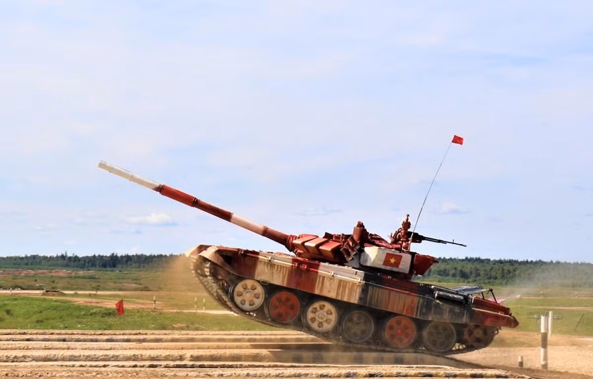 Sang đến kỳ Army Games 2019, Đội tuyển xe tăng Việt Nam đã khắc phục tốt các hạn chế, nhanh chóng nắm bắt khí tài và vận hành thành thục. Kết quả là ta đã xuất sắc tiến vào vòng bán kết và dành huy chương bạc chung cuộc sau khi để thua đối thủ Uzbekistan. Đây là một thành tích vô cùng đáng tự hào, cho thấy bản lĩnh và trình độ của các chiến sĩ Tăng - Thiết giáp ta là vô cùng xuất sắc. Ảnh: Xe tăng T-72B3 của đội tuyển Việt Nam tại vòng bán kết của giải đấu Tank Biathlon năm 2019.