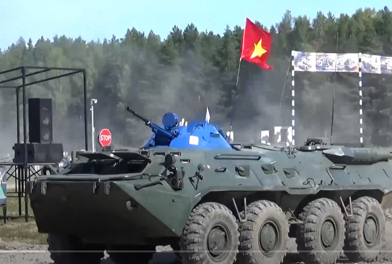 Tất nhiên, BTR-80 rõ là hiện đại hơn, kết cấu thân xe cũng có khác biệt khi bộ binh có thể đổ bộ từ hông thay vì trên nóc như BTR-60PB. Ảnh: QĐND