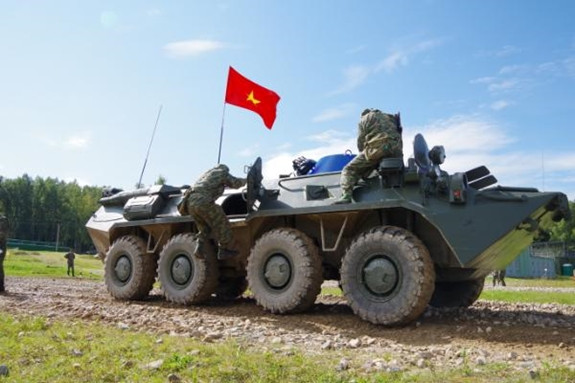 Tiếp theo là dòng xe thiết giáp chở quân BTR-80 được Liên Xô và Nga sản xuất. Đây là sự kế thừa với nhiều cải tiến từ dòng xe thiết giáp BTR-60PB mà Việt Nam sử dụng từ những năm 1960-1970 cho tới nay. Có thể nói, tại kỳ Army Games, bộ đội ta thành thục chúng rất nhanh, vì dẫu sao cũng là một dòng xe chung nguồn gốc, chung thiết kế. Ảnh: QĐND