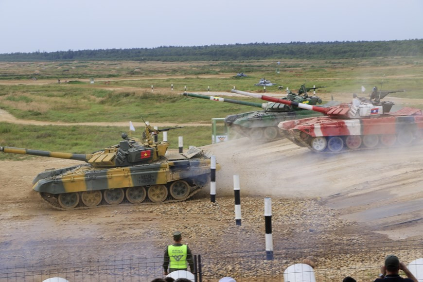 Ví dụ như về hỏa lực, T-72B3 trang bị khẩu pháo và hệ thống nạp đạn tương tự T-90. Chúng bắn giống đạn nhau, tầm bắn ngang nhau với các kiểu đạn dùng chung. Có chăng, khẩu súng máy 12,7mm NSV của T-90 có thể bắn tự động từ trong xe, trong khi T-72B3 phải leo ra ngoài bắn. Ảnh: Vietnam+