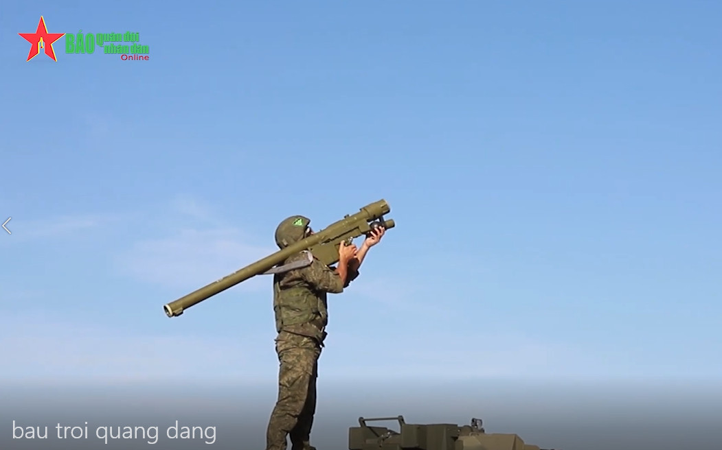 Kèm với BTR-82A, trong cuộc thi “Bầu trời quang đãng”, Việt Nam lần đầu tiên được bắn thử tổ hợp tên lửa vác vai 9K338 Igla-S – phiên bản cải tiến tốt hơn loại 9K38 Igla mà Việt Nam có trong trang bị. Ảnh: QĐND