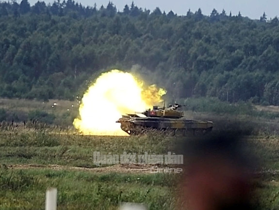 Tại Army Games, chúng ta đã chứng kiến các chiến sĩ Việt Nam sử dụng T-72B3 như thế nào, có thể là nói là rất thành thục. Nói chung, về chi phí giá cả thì T-72B3 có giá phải chăng hơn, chúng đem lại cho khách hàng giải pháp hợp lý, có sức mạnh tiệm cận T-90, trong khi giá rẻ chỉ bằng ½ (1-2 triệu USD/chiếc xuất khẩu), rất phù hợp trang bị số lượng lớn. Một mô hình phù hợp cho các quốc gia có ngân sách eo hẹp. Ảnh: QĐND