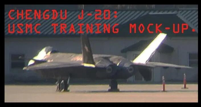 Lần đầu tiên người ta phát hiện sự có mặt của mô hình y như thật này là vào đầu tháng 12 năm 2018, khi nó xuất hiện tại sân bay Georgia của Mỹ. Thời điểm đó, bức ảnh chụp chiếc máy bay mô hình này được ghi nhận tại mặt đất, nó là bản sao hoàn hảo, toàn diện, đã ở Trung tâm Kiểm soát Không quân Mỹ trong một thời gian ngắn từ ngày 4 đến 6/12/2018. Ảnh: Mô hình chiếc tiêm kích J-20 được chụp lại hồi cuối năm 2018.