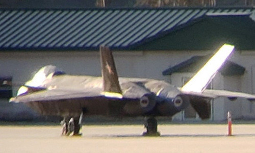 Việc Thủy quân lục chiến Mỹ sử dụng các loại máy bay của đối thủ để huấn luyện không phải là chuyện hiếm. Ví dụ như cũng trong năm 2018, Bộ tư lệnh huấn luyện đặc biệt Không quân và Mặt đất Mỹ đã từng đề xuất mua một trực thăng tấn công vũ trang Mi-24 do Nga sản xuất để có thể mô phỏng chiến đấu một cách chân thực, đồng thời Mỹ cũng đã sở hữu các chiến đấu cơ hạng nặng Su-27 với mục đích tương tự. Ảnh: Cận cảnh chiếc J-20 Chengdu mô hình do Mỹ chế tạo