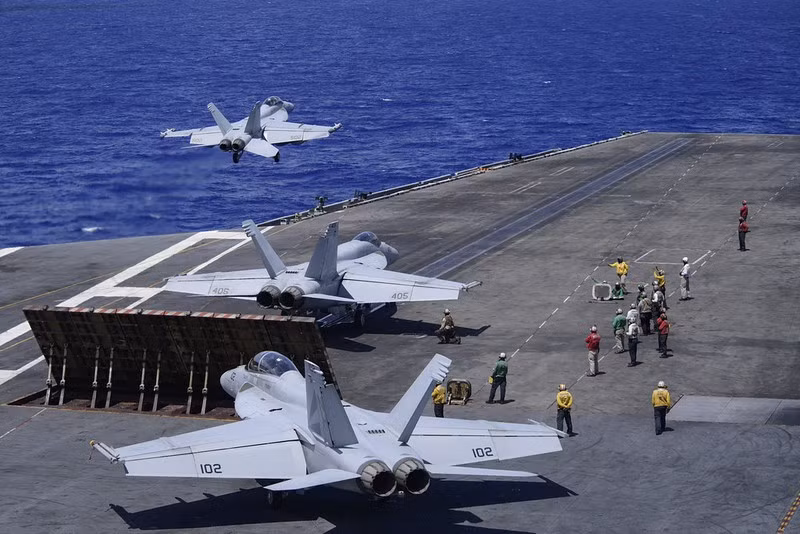 Trên biển, 2 nhóm tàu sẽ hỗ trợ các cuộc diễn tập phòng không, trinh sát biển, tiếp tế, huấn luyện phòng thủ khi tác chiến trên không, tấn công tầm xa, thao tác phối hợp và nhiều bài tập khác. Ảnh: Máy bay tác chiến điện tử EA-18G Growler xuất kích từ tàu sân bay USS Theodore Roosevelt ở khu vực biển Philippines - Nguồn: Hải quân Mỹ.