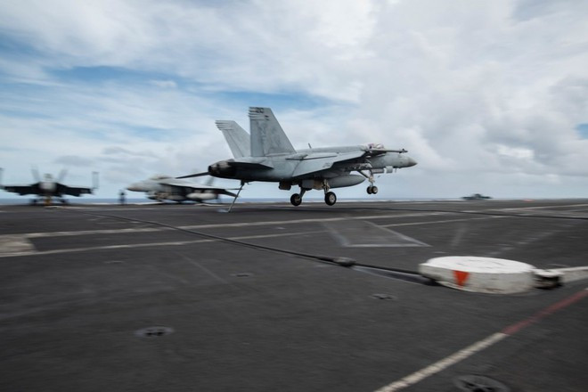 Chuẩn Đô đốc George M. Wikoff, Chỉ huy Lực lượng đặc nhiệm 70, nhóm tác chiến thuộc Hạm đội 7 của Hải quân Mỹ cho biết “hoạt động của hai biên đội tàu sân thể hiện cam kết của chúng tôi với các đồng minh trong khu vực, chúng tôi luôn sẵn sàng đối đầu với tất cả những người thách thức các chuẩn mực quốc tế về ổn định khu vực”. Ảnh: Tiêm kích F/A-18E cất cánh trên tàu sân bay USS Ronald Reagan ở vùng biển Philippines ngày 20/6 - Nguồn: Hải quân Mỹ.