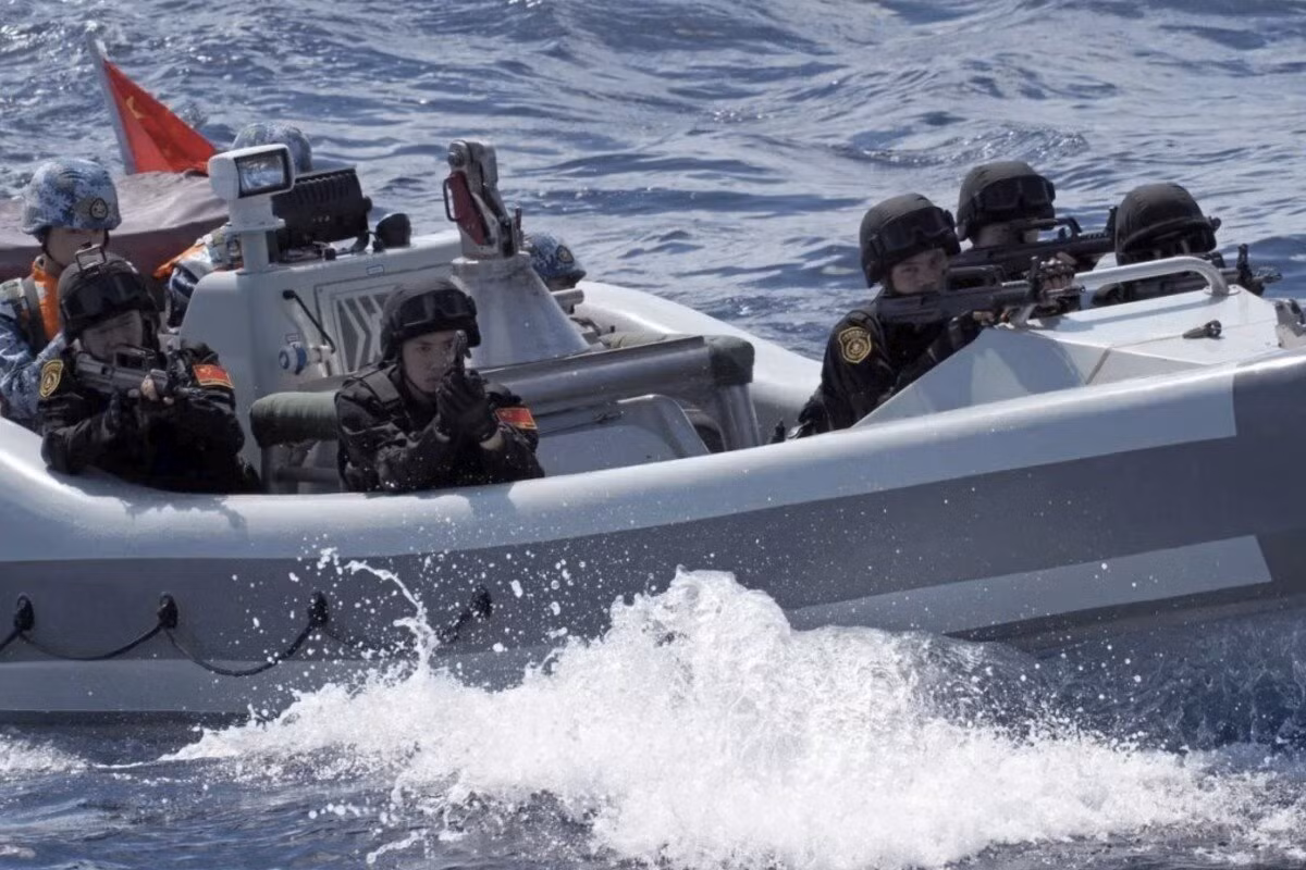 Sự kiện Trung Quốc thông báo tập trận từ ngày 1-5/7 ở quần đảo Hoàng Sa thuộc chủ quyền của Việt Nam nhằm thể hiện sự “tự tin” của nước này và để “ăn miếng trả miếng” với các động thái quân sự của Mỹ trong khu vực. Ảnh: Tàu cao tốc của hạm đội hộ tống số 35 của Hải quân Trung Quốc tập trận ở khu vực Biển Đông - Nguồn: SCMP.