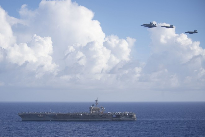 Mặc dù vẫn bị ảnh hưởng của đại dịch COVID-19, nhưng Hải quân Mỹ tiếp tục nối lại các hoạt động tuần tra để “hỗ trợ tự do hàng hải”. Hiện có hai nhóm tác chiến tàu sân bay Mỹ phối hợp hoạt động song song ở biển Philippines. Ảnh: Tiêm kích F/A-18 bay bên trên tàu sân bay USS Theodore Roosevelt - Nguồn: Dvids.