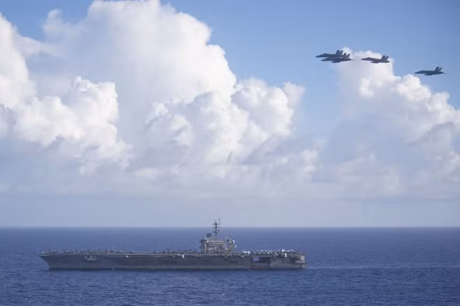 Mặc dù vẫn bị ảnh hưởng của đại dịch COVID-19, nhưng Hải quân Mỹ tiếp tục nối lại các hoạt động tuần tra để “hỗ trợ tự do hàng hải”. Hiện có hai nhóm tác chiến tàu sân bay Mỹ phối hợp hoạt động song song ở biển Philippines. Ảnh: Tiêm kích F/A-18 bay bên trên tàu sân bay USS Theodore Roosevelt - Nguồn: Dvids.