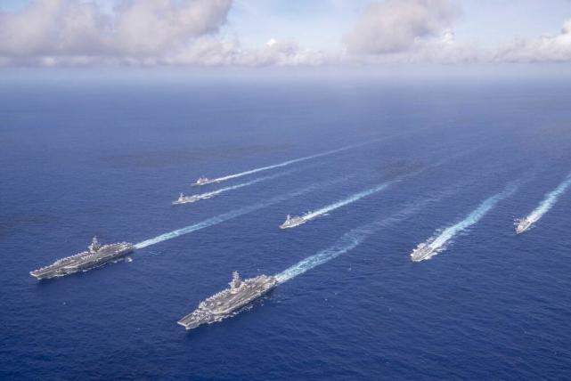 Hai nhóm tác chiến tàu sân bay USS Theodore Roosevelt và USS Nimitz vừa bắt đầu các hoạt động huấn luyện; các tàu và máy bay thuộc 2 nhóm này bắt đầu các chiến dịch phối hợp ở vùng biển quốc tế, cho thấy năng lực độc đáo của Mỹ trong việc vận hành các nhóm tác chiến tàu sân bay ở gần nhau. Ảnh: Ba nhóm tác chiến tàu sân bay Mỹ di chuyển vào khu vực Tây Thái Bình Dương hồi tháng 11/2017 - Nguồn: Hải quân Mỹ.
