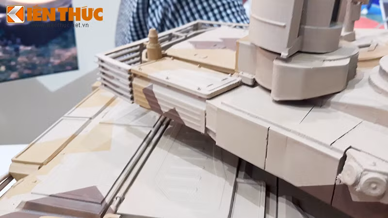 Nhìn kỹ hơn ở phần đuôi tháp pháo với giáp lồng là khoang chứa đạn phụ với 20 viên 125mm (22 viên còn lại nằm trong hệ thống nạp đạn tự động). Thiết kế này nhằm giảm khả năng bị kích nổ, và có thiết kế sao cho khi bị xạ kích thì sức nổ của khối đạn dược không ảnh hưởng quá nhiều đến thân xe và tháp pháo. Có điều, việc lấy đạn từ hộp đạn phụ phải được làm thủ công tại các điểm dừng chân trên chiến trường.