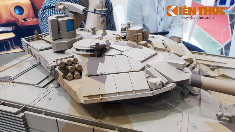 Những cải tiến dễ nhận thấy nhất của T-90MS nằm ở bên trên tháp pháo. Có thể thấy rõ cách bố cục giáp phản ứng nổ (ERA) khác hẳn với thế hệ T-90A/S.