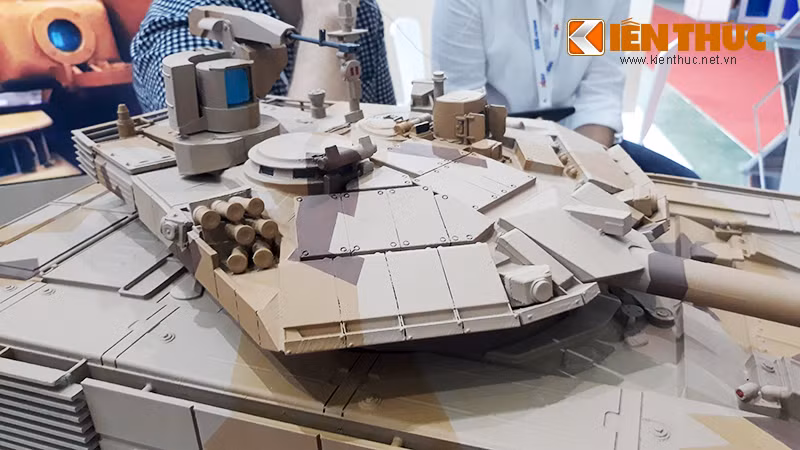 Những cải tiến dễ nhận thấy nhất của T-90MS nằm ở bên trên tháp pháo. Có thể thấy rõ cách bố cục giáp phản ứng nổ (ERA) khác hẳn với thế hệ T-90A/S.