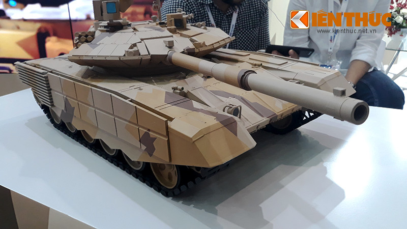 Cận cảnh mô hình xe tăng T-90MS lần đầu tiên được giới thiệu một cách chính thức trước đông đảo quan khách ở Hà Nội. Mô hình được làm đẹp tới nỗi trông như thật, thu hút nhiều người tham quan gian hàng của Uralvagonzavod.