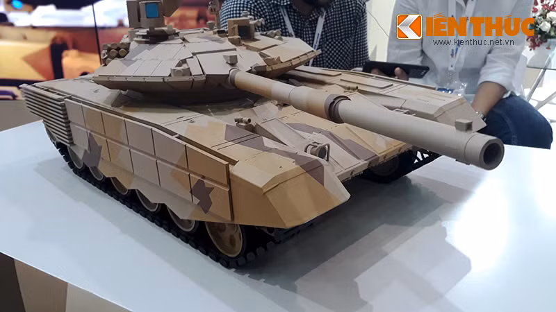 Cận cảnh mô hình xe tăng T-90MS lần đầu tiên được giới thiệu một cách chính thức trước đông đảo quan khách ở Hà Nội. Mô hình được làm đẹp tới nỗi trông như thật, thu hút nhiều người tham quan gian hàng của Uralvagonzavod.