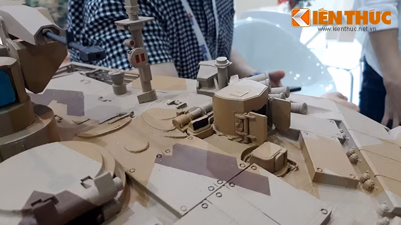 Trên nóc tháp pháo tích hợp nhiều kính ngắm, cảm biến dành cho pháo thủ - trưởng xe tác chiến. Trong đó, nổi bật lên là cụm kính ngắm pháo thủ Sosna-U (cụm có 2 cánh thép nhỏ bảo vệ mặt kính). Loại này có tầm phát hiện mục tiêu cỡ xe tăng ở cự ly lên tới 2.200 mét (một tùy chọn cho phép nâng cự ly này lên gấp rưỡi, tức là 3.300 mét).