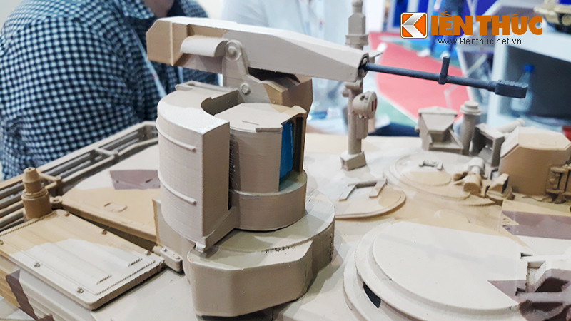 Trạm điều khiển vũ khí tự động UDP T05BV-1 với camera quan sát – ngắm bắn cùng khẩu súng máy PKT 7,62mm. Hệ thống cho phép pháo thủ quan sát mục tiêu từ bên trong xe tăng, ấn nút bắn như “chơi game” vậy.