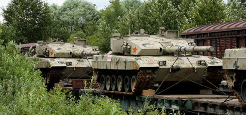 Toàn bộ đội Trung Quốc sang Nga tham gia cuộc thi quân sự quốc tế Army Games đã đến vị trí và tiếp cận các thao trường thi; ở nội dung thi Tank Biathlon, lần này Trung Quốc đã đưa xe tăng chiến đấu chủ lực Type-96B sang để tham gia đua tài. Ảnh: Xe tăng Type-96B được vận chuyển bằng đường sắt từ Trung Quốc sang Nga thi đấu - Nguồn: Sina