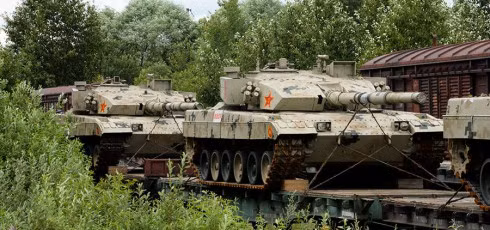 Toàn bộ đội Trung Quốc sang Nga tham gia cuộc thi quân sự quốc tế Army Games đã đến vị trí và tiếp cận các thao trường thi; ở nội dung thi Tank Biathlon, lần này Trung Quốc đã đưa xe tăng chiến đấu chủ lực Type-96B sang để tham gia đua tài. Ảnh: Xe tăng Type-96B được vận chuyển bằng đường sắt từ Trung Quốc sang Nga thi đấu - Nguồn: Sina