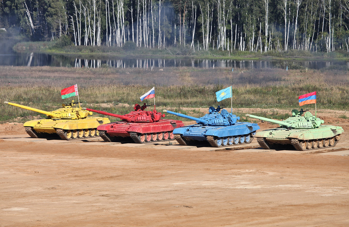 Nội dung thi Tank Biathlon của Hội thao Quân sự Quốc tế Army Games tại Nga là nội dung đáng được trông chờ và theo dõi bậc nhất bởi tính hấp dẫn. Việc Trung Quốc đưa xe tăng Type-96B của họ tham gia là có mục đích riêng của họ. Ảnh: Xe tăng các đội chuẩn bị vào thi - Nguồn: Wkipedia.