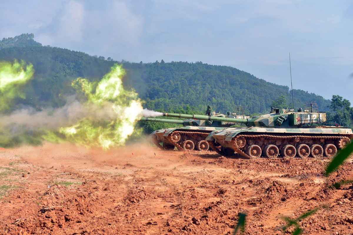 Trong các nội dung thi của Tank Biathlon, các kíp xe tăng sẽ lần lượt thực hiện các bài bắn pháo 125mm, súng máy phòng không 12.7mm và súng máy đồng trục 7.62mm, cũng như các bài thi cơ động tốc độ cao, vượt vật cản trên thao trường. Ảnh: Nội dung bắn trong hành tiến của cuộc thi - Nguồn: Wkipedia.