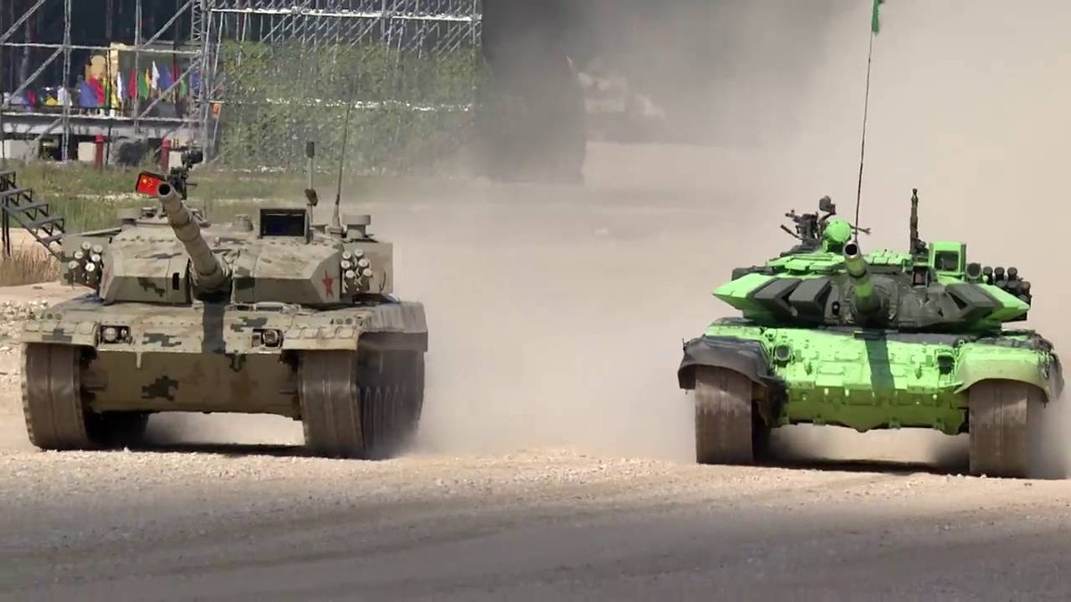 Theo giới dự báo, ngôi nhất nhì trong nội dung thi Tank Biathlon của Hội thao Quân sự Quốc tế Army Games lần này là sự cạnh tranh của hai loại xe tăng T-72B4 của Nga và Type-96B của Trung Quốc. Và lần này Trung Quốc có thể lật đổ ngôi vị quán quân của đội chủ nhà Nga, chúng ta hãy chờ xem. Ảnh: Xe tăng T-72B4 của Nga (phải) và Type-96B của Trung Quốc đang trên đường đua - Nguồn: Sina