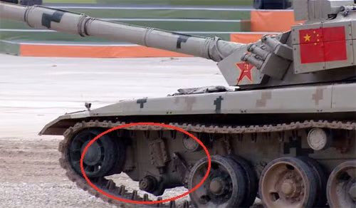 Mặc dù xe tăng Type-96 Trung Quốc chưa hề qua thực chiến như xe tăng của Nga và Đức; tuy nhiên việc Trung Quốc tự chủ từ khâu đầu tư, nghiên cứu và sản xuất là chứng chỉ quan trọng trong việc tìm đối tác xuất khẩu, thậm chí là chuyển giao công nghệ sản xuất; do vậy Trung Quốc luôn lựa chọn dòng xe tăng Type-96 xuất khẩu ra nước ngoài để tăng tính cạnh tranh. Ảnh: Xe tăng Type-96 tham gia thi Tank Biathlon năm 2016 bị rơi mất bánh xe - Nguồn: Wkipedia.