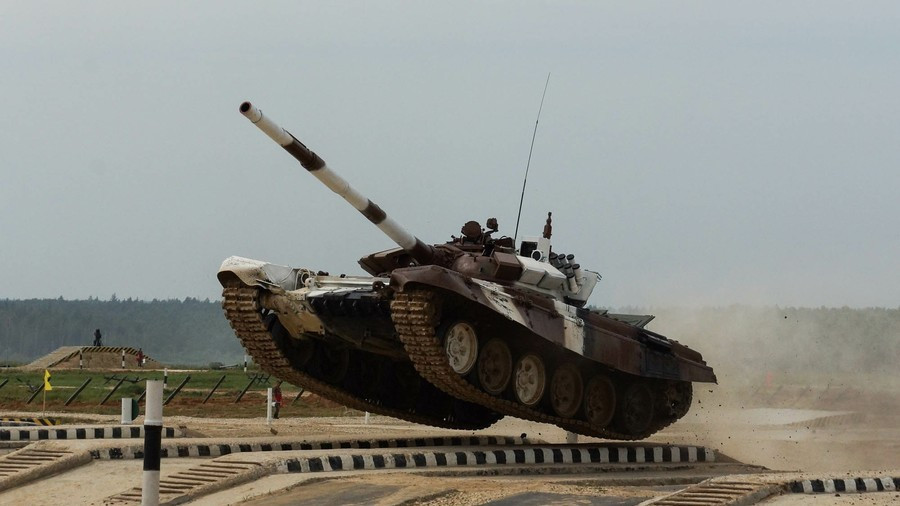 Xe tăng T-72B4 với việc tăng công suất động cơ đáng kể, bên cạnh kính ngắm ảnh nhiệt Sosna-U, còn trang bị thêm cả kính ngắm toàn cảnh cho trưởng xe, tấm thép che kính Sosna-U có thể đóng mở từ trong xe chứ không cần kíp lái phải tháo ra thủ công như các xe đời trước. Ảnh: Xe tăng T-72B3 vượt vật cản trong cuộc thi Tank Biathlon - Nguồn: Wkipedia.