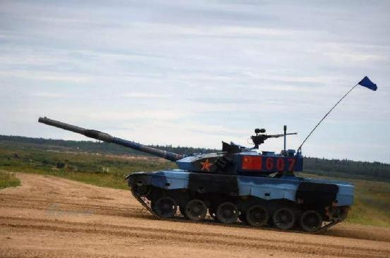 Mặc dù vẫn mang danh là Type-96, nhưng công nghệ được cập nhật theo từng năm, Type-96B tham gia thi lần này là một bản nâng cấp. Trên thực tế, việc tham gia thi Tank Biathlon ngoài việc giúp tăng cường giao lưu quân sự với các nước, cũng là cơ hội quảng bá loại xe tăng chiến đấu chủ lực của Trung Quốc ra thị trường quốc tế. Ảnh: Xe tăng Type-96B - Nguồn: Sina