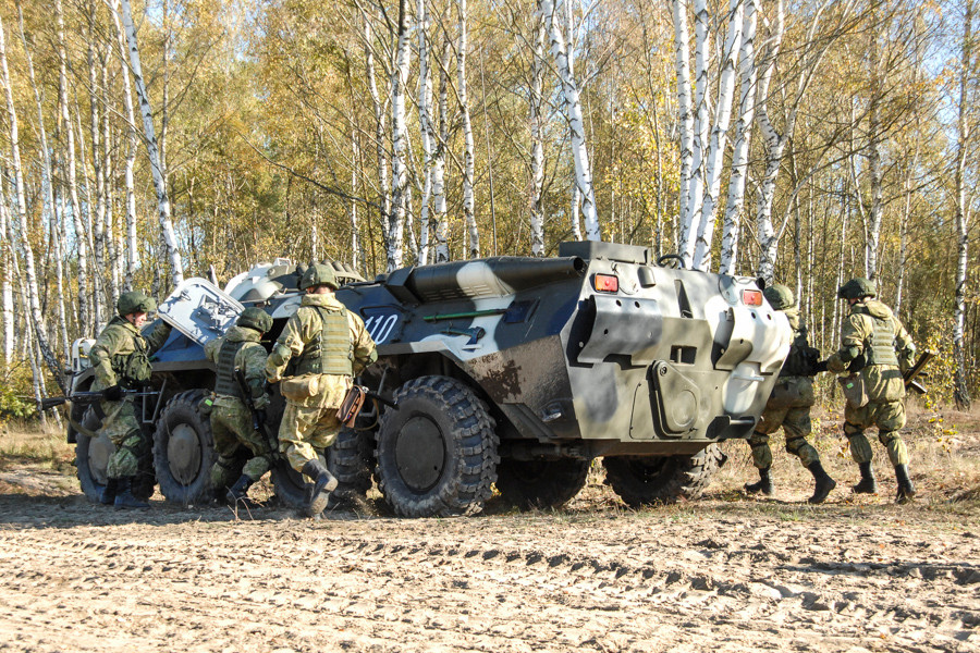 Phân đội bộ binh kèm xe có thể rời xe dễ dàng ngay cả khi xe đang chạy nhờ thiết kế cửa hông kiểu vỏ sò lớn mở ngược lên trên (phần dưới mở ra tạo thành bậc lên xuống) - Ảnh: Wikipedia