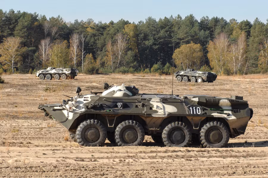 BTR-80 trang bị động cơ diesel KamAZ-7403 260 mã lực, tăng áp V-8, làm lạnh bằng nước, đây là một sự cải tiến về động cơ so với các động cơ xăng dùng cho BTR-60 và BTR-70. Xe đạt tốc độ tối đa 80-90km/h, có thể leo dốc tới 60% và vượt chướng ngại vật thẳng đứng cao 0,5 m - Ảnh: Wikipedia