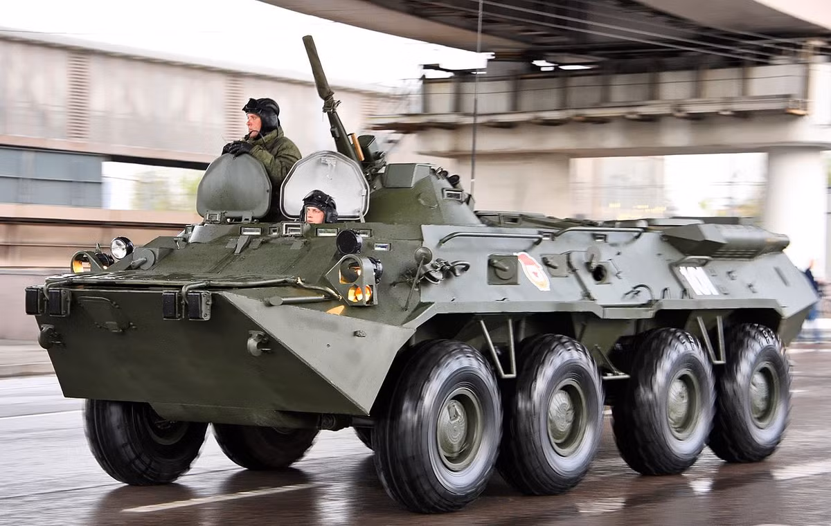 Nói thêm về BTR-80, đây là dòng xe thiết giáp chở quân chủ lực của Quân đội Nga hiện nay dù cho Moscow đã có thêm các lựa chọn mới như BTR-82A hay Boomerang. Dòng xe này là sự phát triển cao hơn và là kế thừa từ thế hệ BTR-60PB (Việt Nam đang sử dụng) và BTR-70, chúng khắc phục các nhược điểm và cải tiến tốt hơn nữa về giáp, tính cơ động - Ảnh: Wikipedia